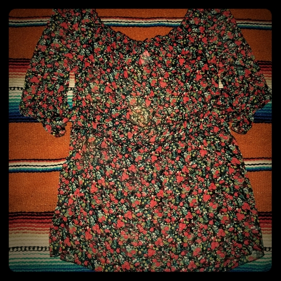 Beautiful floral top - Picture 2 of 6